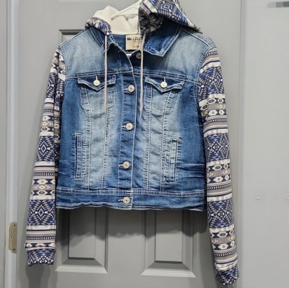 NWOT Wallflower Blue Denim Jean Jacket Blue Gray Aztec Hoodie & Sleeves medium - Picture 1 of 13